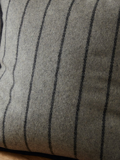 Housse de coussin en laine à rayures grises 50 x 50 cm
