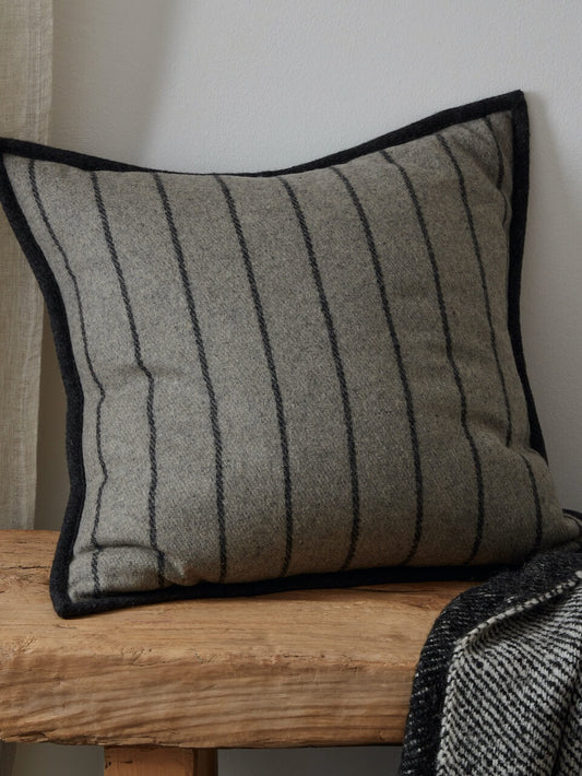 Housse de coussin en laine à rayures grises 50 x 50 cm