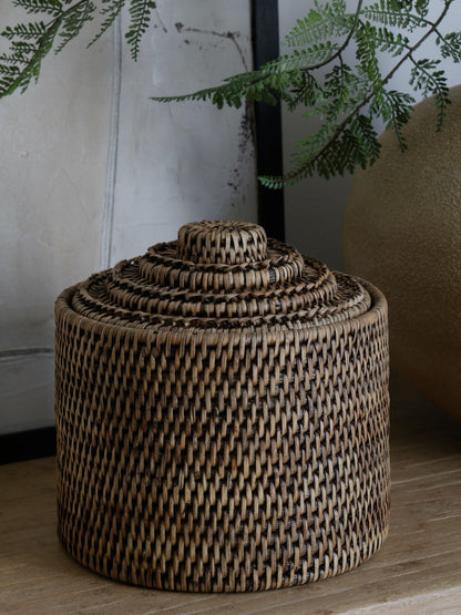 Boîte de rangement à couvercle de taille moyenne en rotin brun antique Leith