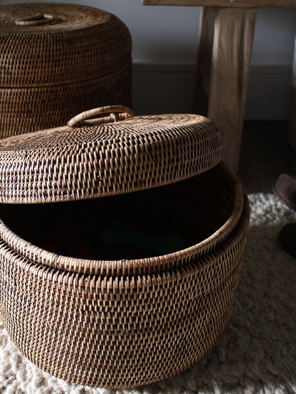 Coffre de rangement rond en rotin marron antique Ely