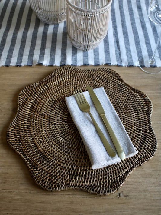 Ensemble de 4 sets de table Ayre en rotin brun antique à bords festonnés