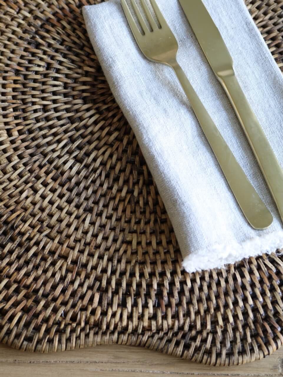 Ensemble de 4 sets de table Ayre en rotin brun antique à bords festonnés