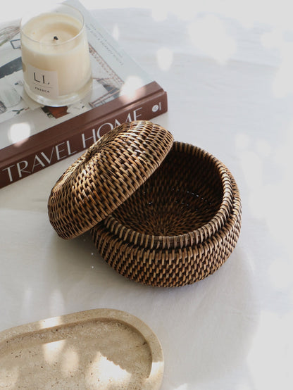 Petite boîte de rangement ronde en rotin marron antique Ely