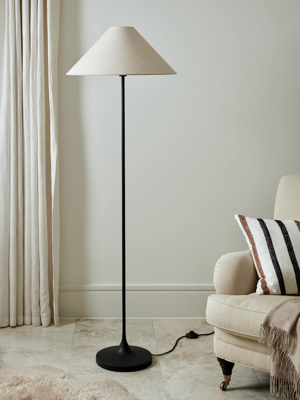 Lampadaire Ivar en métal noir avec abat-jour naturel