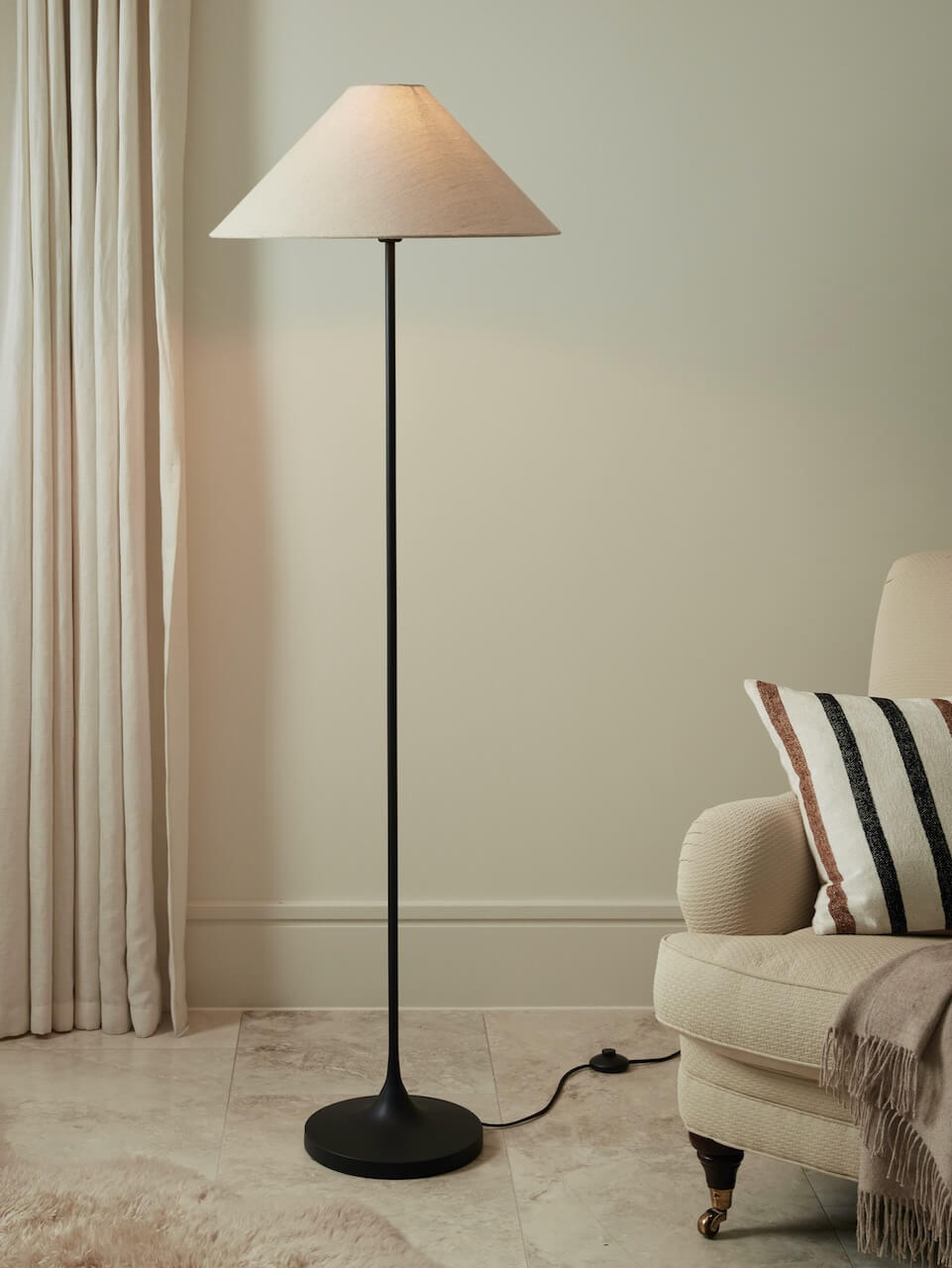 Lampadaire Ivar en métal noir avec abat-jour naturel