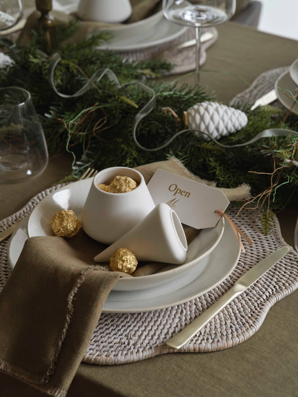 Ensemble de 4 sets de table Ayre en rotin blanc à bords festonnés