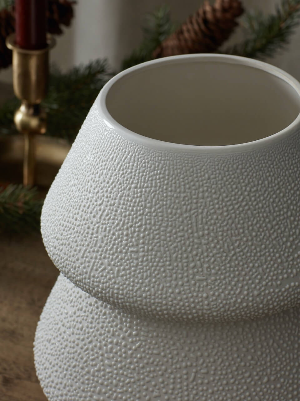 Grand pot en céramique blanche texturée en forme d'arbre