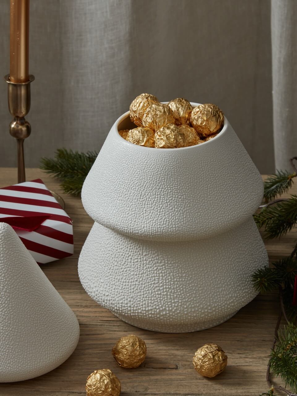 Grand pot en céramique blanche texturée en forme d'arbre