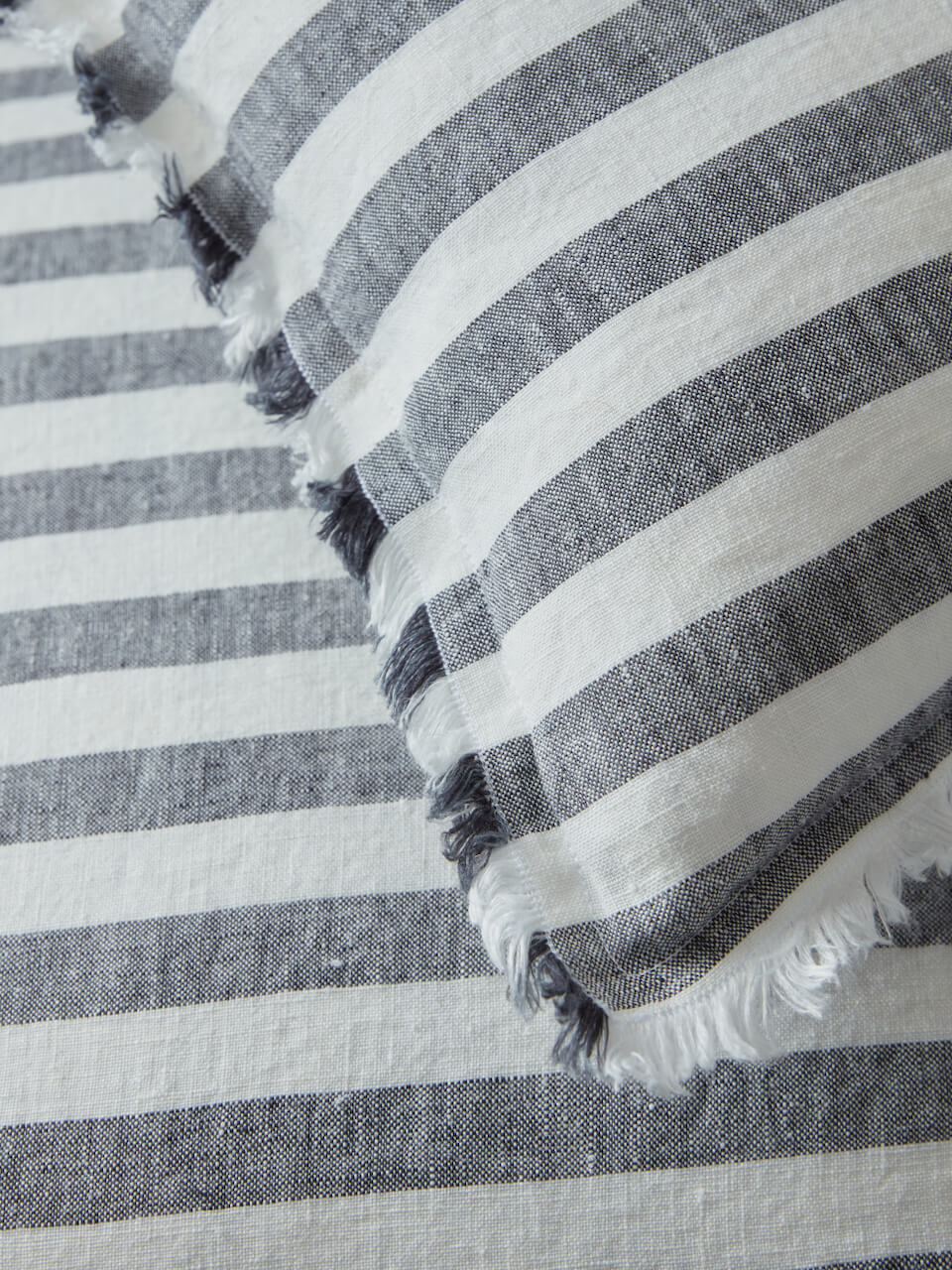 Housse de coussin en lin à franges et rayures épaisses