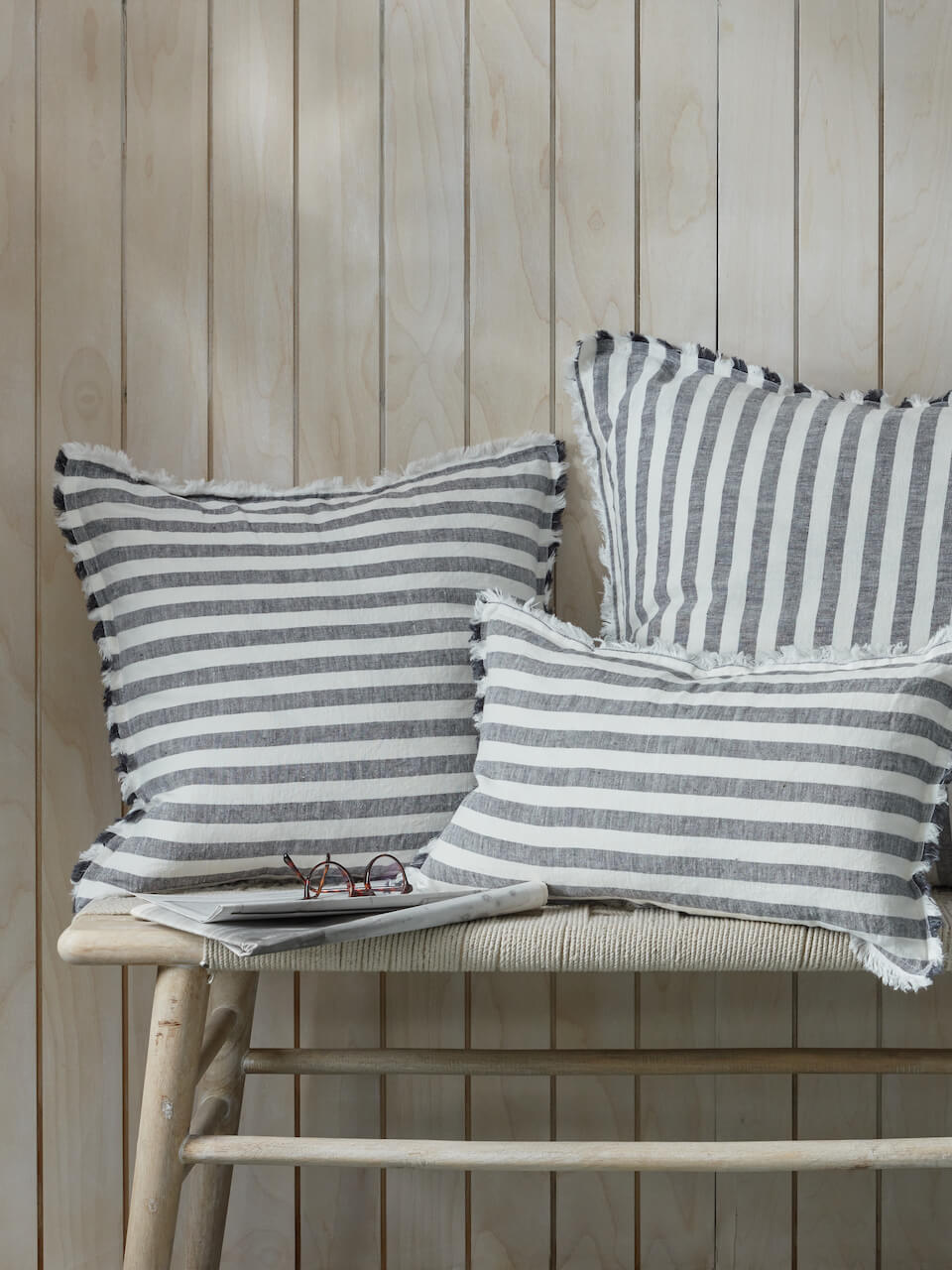 Housse de coussin en lin à franges et rayures épaisses