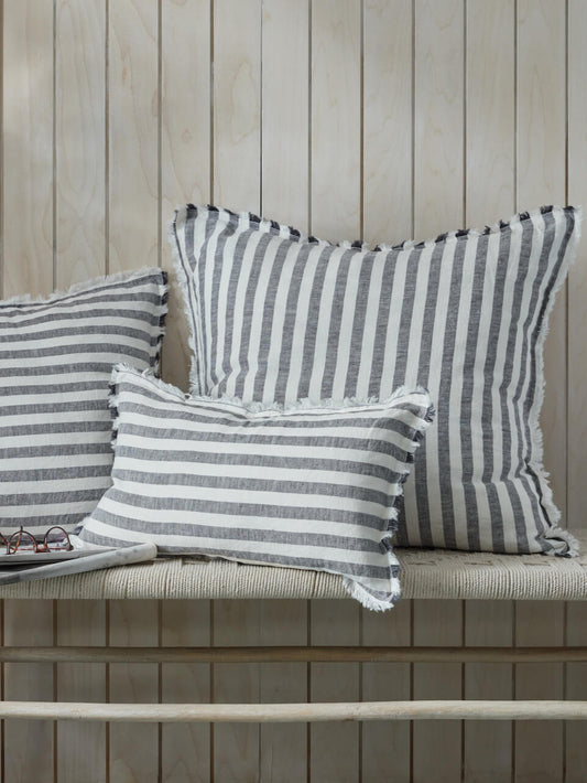 Housse de coussin en lin à franges et rayures épaisses