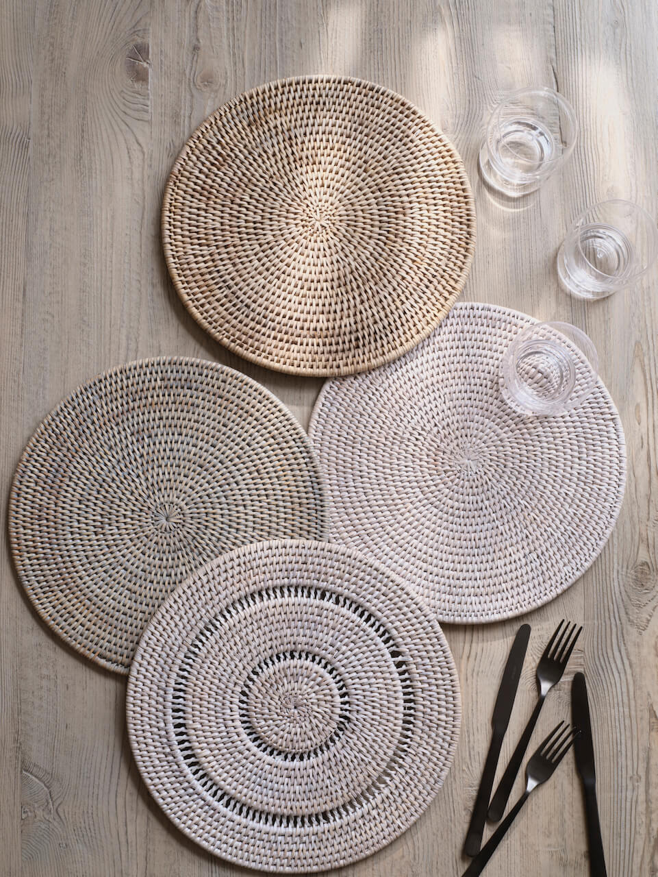 Ensemble de 4 sets de table Arran en rotin blanc détaillé