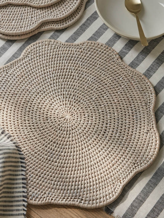 Ensemble de 4 sets de table Ayre en rotin blanc à bords festonnés