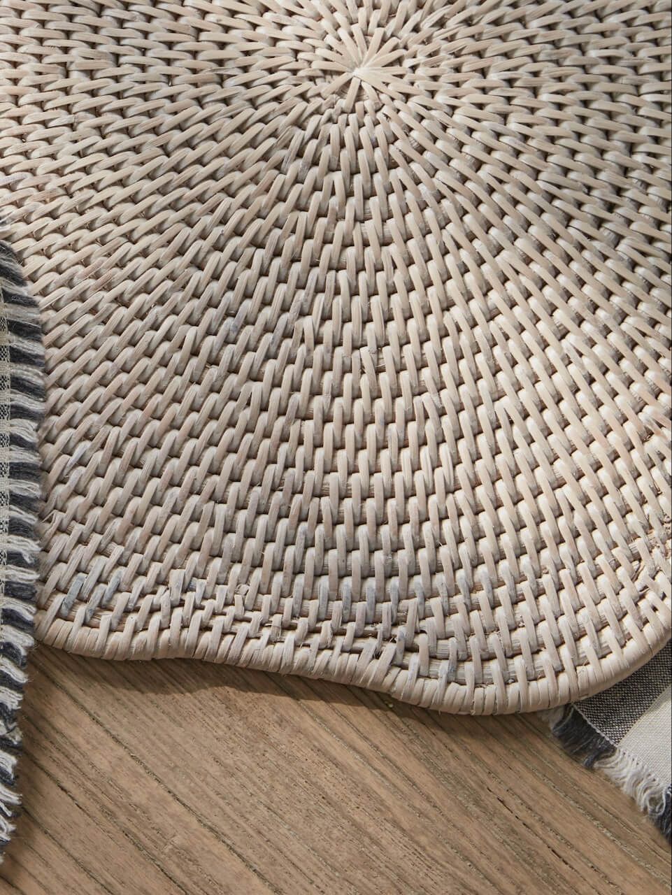 Ensemble de 4 sets de table Ayre en rotin blanc à bords festonnés