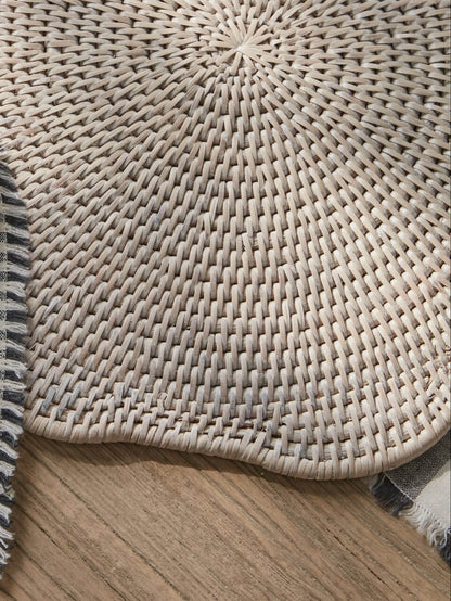 Ensemble de 4 sets de table Ayre en rotin blanc à bords festonnés
