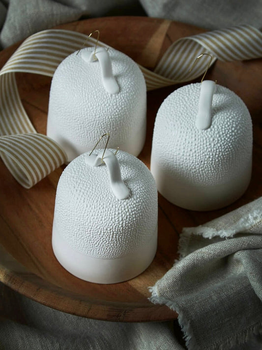 Lot de 3 décorations en céramique blanche en forme de cloche