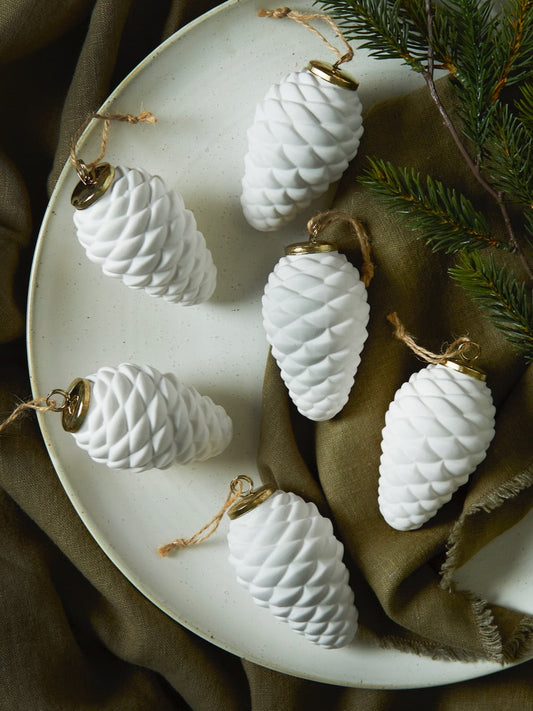 Lot de 6 décorations en forme de pomme de pin en céramique blanche