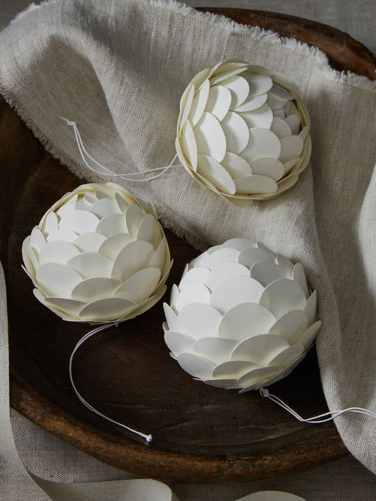 Lot de 3 boules décoratives blanches antiques à plusieurs niveaux 