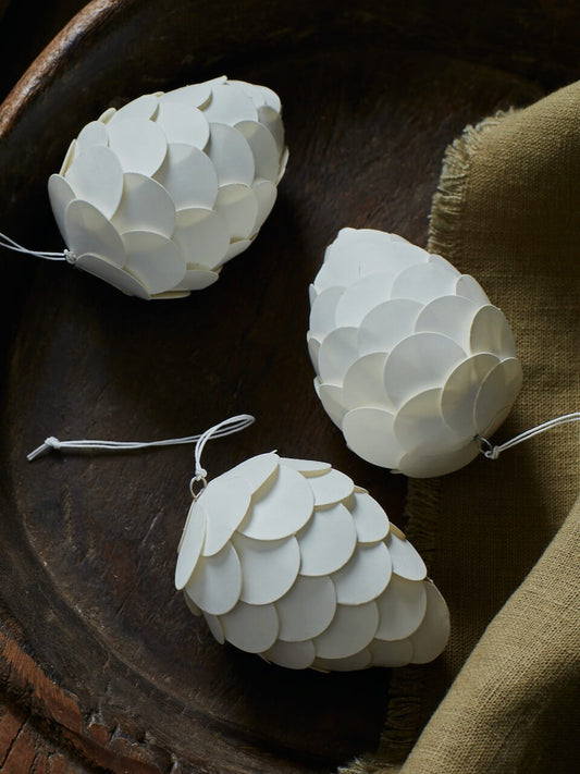 Ensemble de 3 décorations antiques en forme de pomme de pin blanche superposée 
