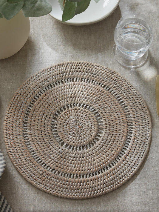 Ensemble de 4 sets de table Arran en rotin blanc détaillé